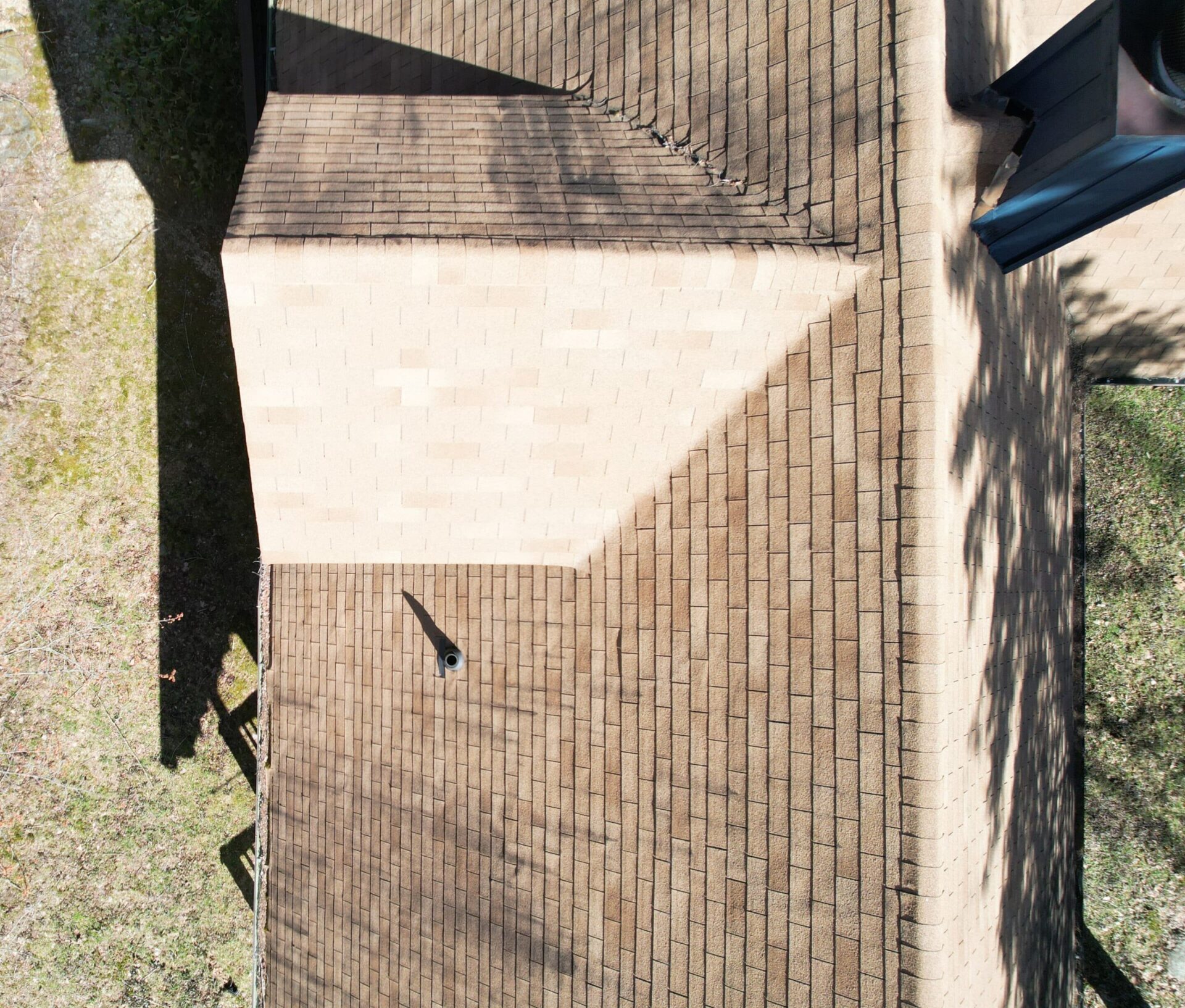 Picture of a roof with multiple signs you need a roof replacement